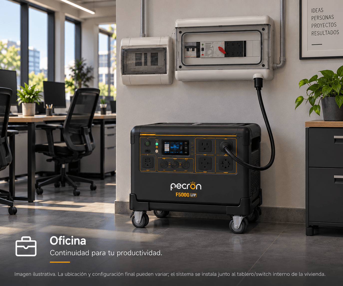 Oficina: Elyra Home en una oficina luminosa, conectado al tablero de pared, junto a escritorios con sillas y monitores.